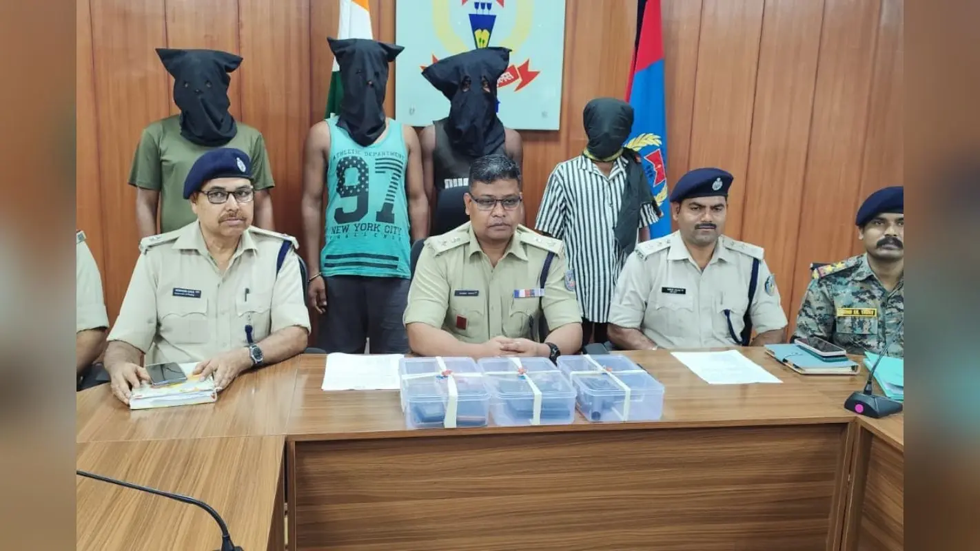 Crime News : लोन रिकवरी एजेंट से लूटपाट मामले में 4 आरोपी गिरफ्तार, 2 देसी कट्टा समेत कई सामान बरामद