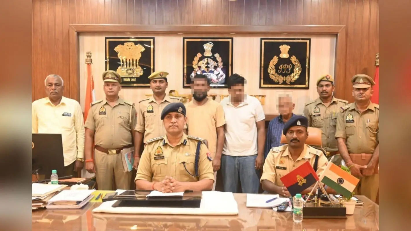 पाकिस्तानी के पास मिले आधार से लेकर आयुष्मान कार्ड, घुसपैठिया समेत 3 लोग गिरफ्तार
