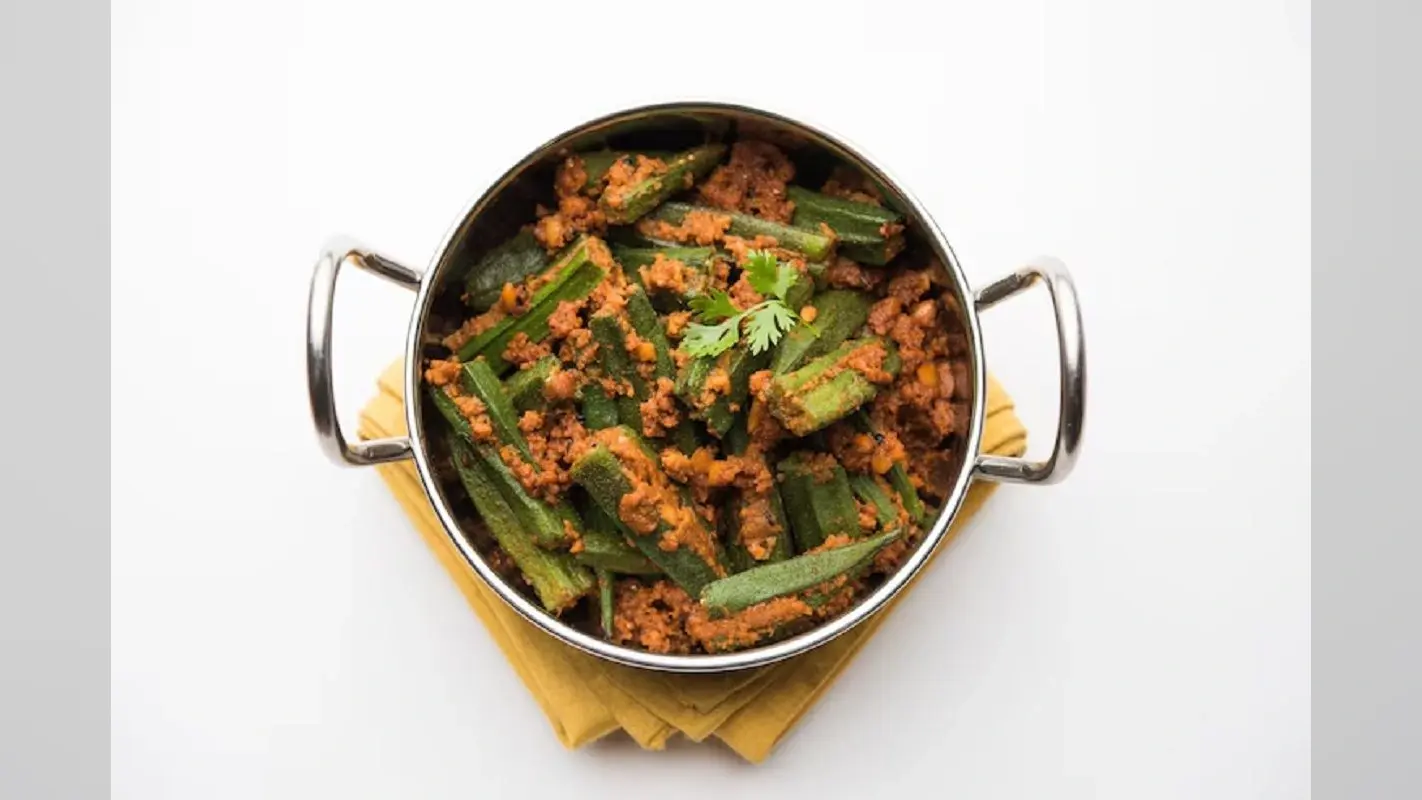 Bhindi Masala Recipe: बोरिंग खाने से हो गए हैं परेशान, तो ट्राइ करें ये मसाला भिंडी रेसिपी