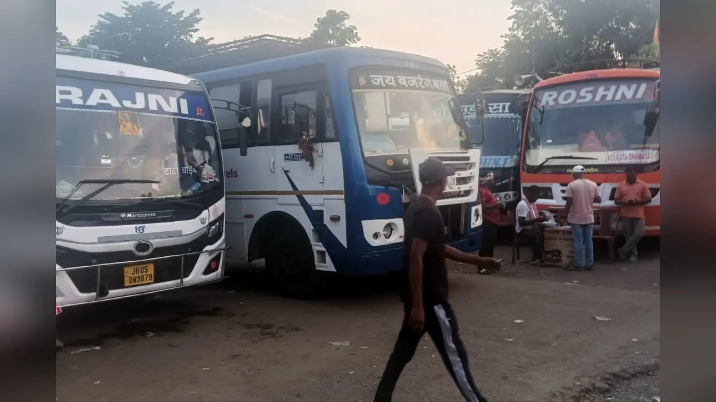 Naxal Bandh 2025: नक्सली बंद के कारण पश्चिमी सिंहभूम में थमे बसों के पहिए, परेशान रहे यात्री