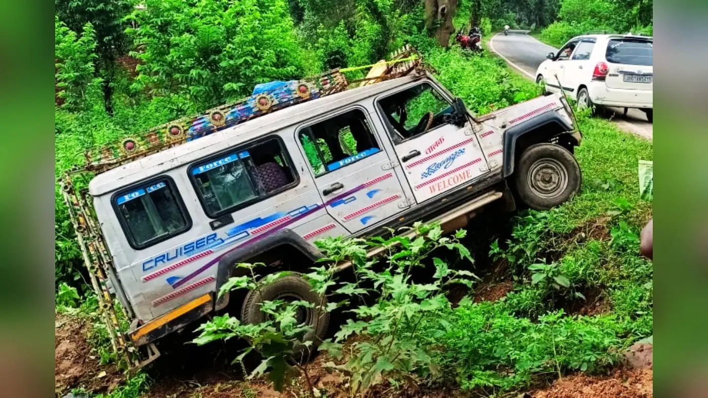 Ranchi News: रांची-मुरी मार्ग पर यात्रियों से भरी सवारी गाड़ी पलटी, एक दर्जन घायल