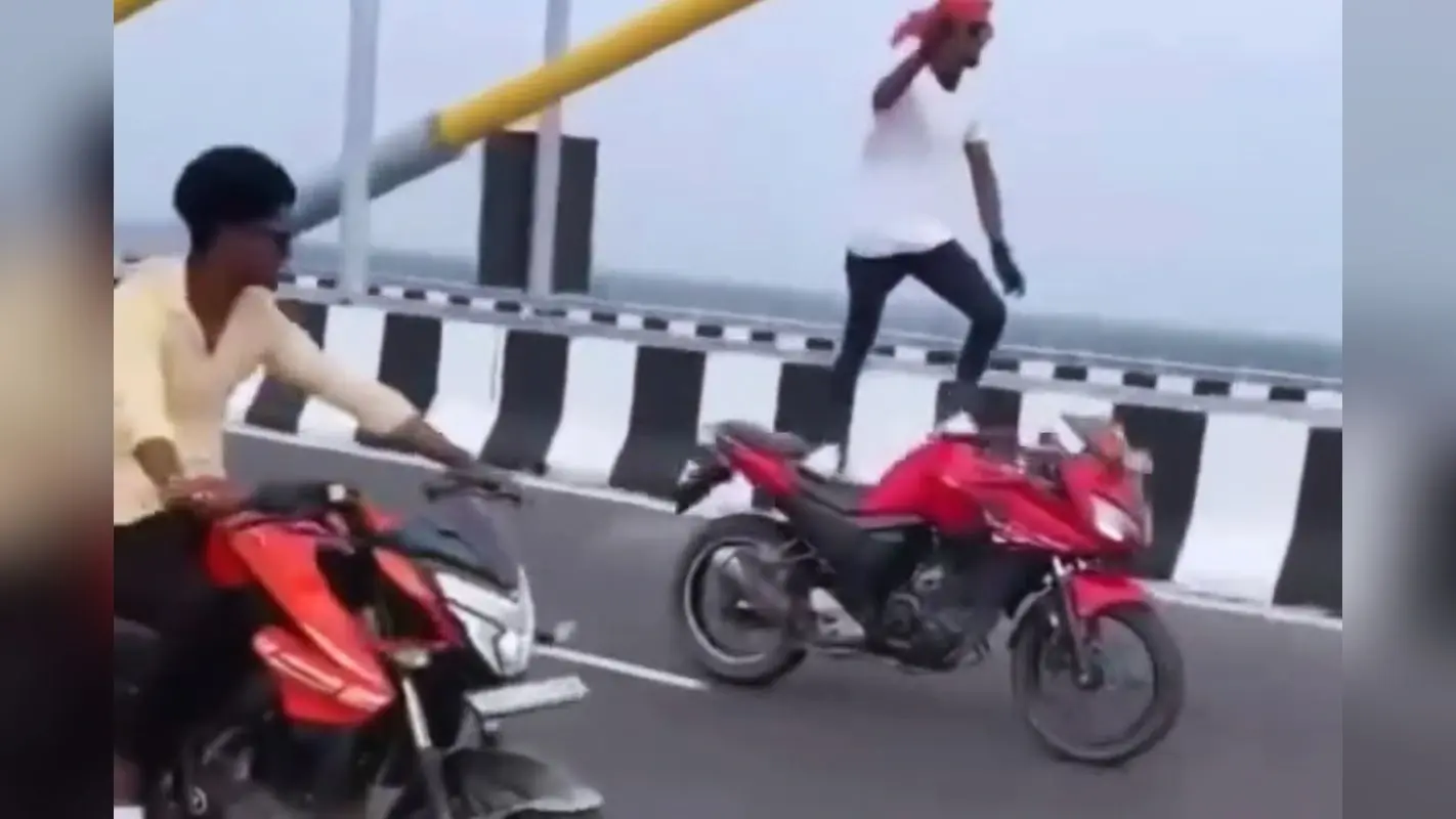 Viral Video: पटना के नए सिक्स लेन ब्रिज पर खतरनाक स्टंट का वीडियो देखिए, चलती बाइक पर सीधा खड़ा है युवक