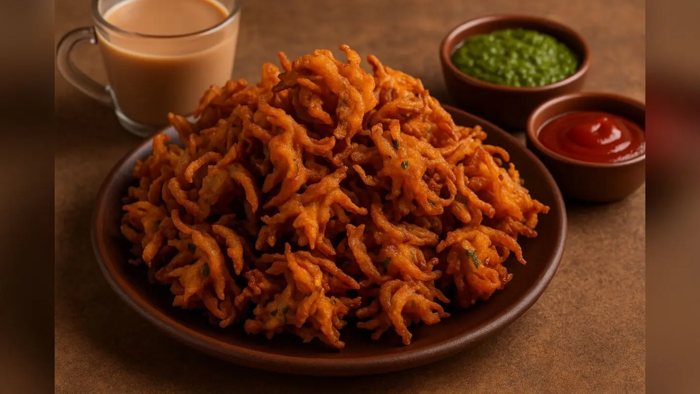 Pyaaj ke Pakaude: शाम के नाश्ते को बनाएं और भी मजेदार, घर पर आसानी से तैयार करें चटपटे और कुरकुरे प्याज के पकौड़े