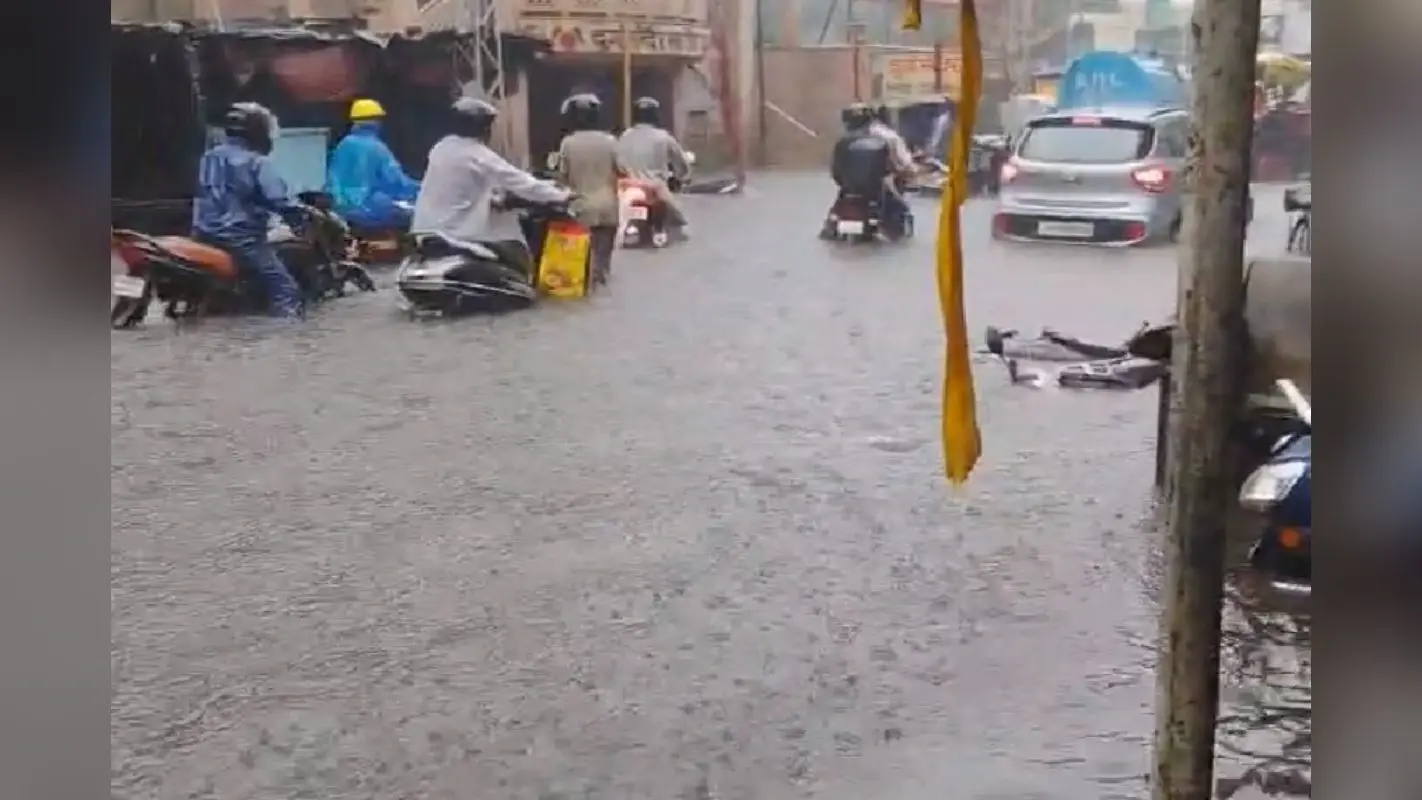 Ranchi Weather: घंटेभर की बारिश में ही तालाब बन गयीं रांची की सड़कें, कई घरों में पानी घुसने से बढ़ी परेशानी