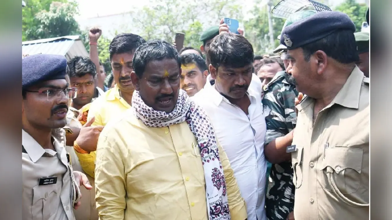 Patna News: सुबह सुबह एक्शन में पटना पुलिस, RJD विधायक रीतलाल यादव के गांव में बड़ी छापेमारी