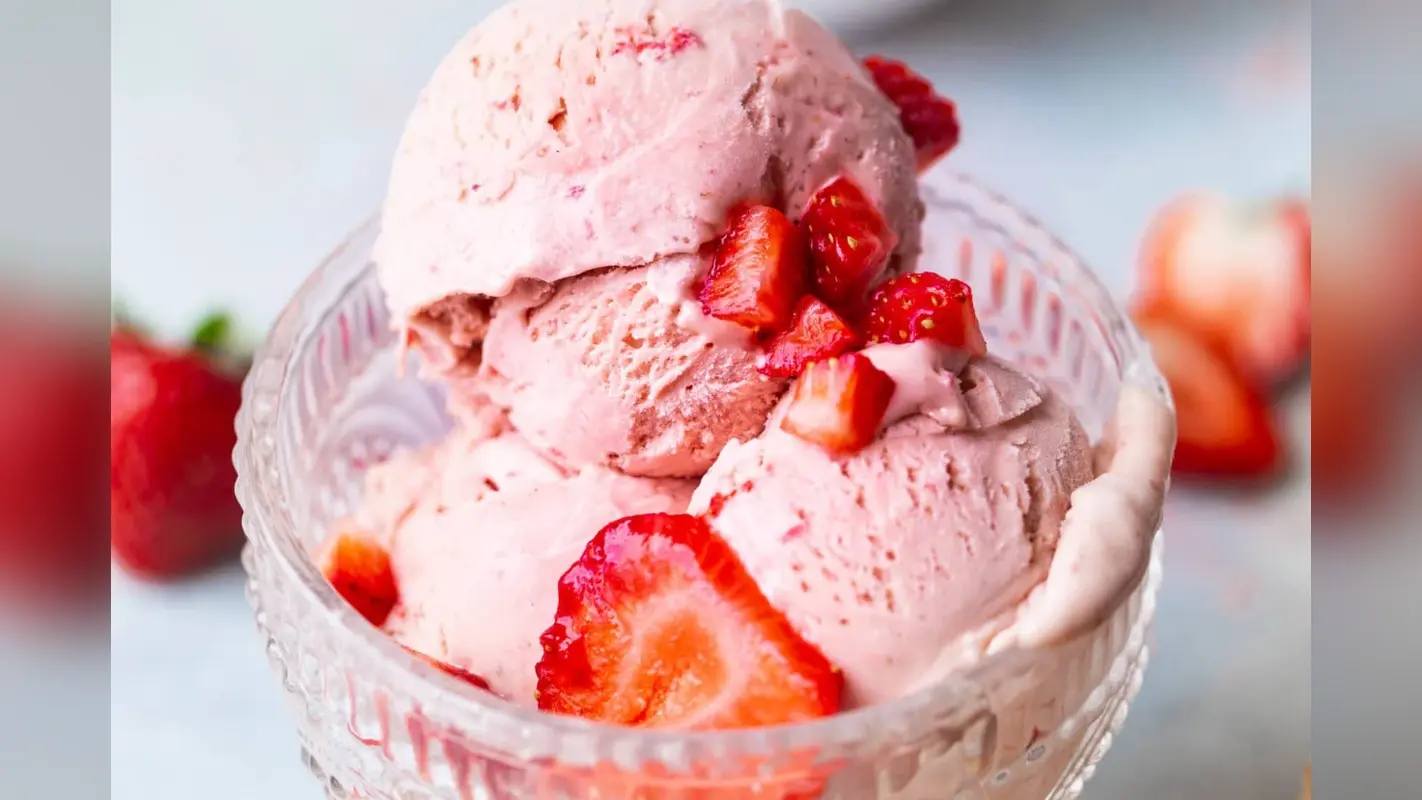 Strawberry Ice Cream Recipe: घर पर बनाएं टेस्टी स्ट्रॉबेरी आइसक्रीम, गर्मी में लें ठंडक का मजेदार मजा