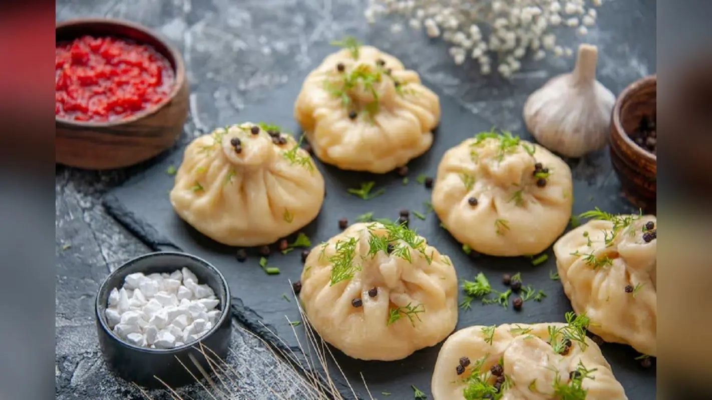 Suji Momo Recipe: स्ट्रीट फूड खाने के लिए अब नहीं खानी पड़ेगी मम्मी की डांट, इस तरह तैयार करें हेल्थी मोमो