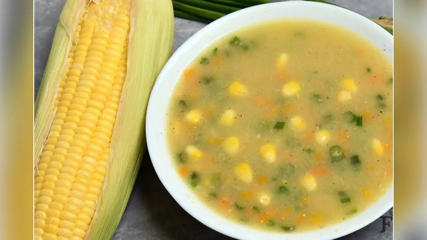 Sweet Corn Soup Recipe: बारिश की रिमझिम फुहारों के बीच में लें गर्मा-गर्म स्वीट कॉर्न सूप का मजा