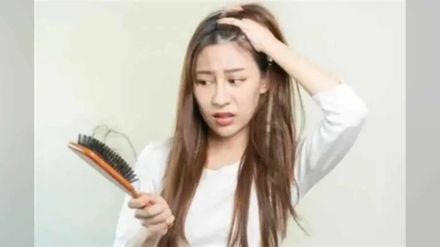 Tips to Stop Hair Fall: बालों के झड़ने से बचाने के लिए अपनाएं ये 5 आसान टिप्स