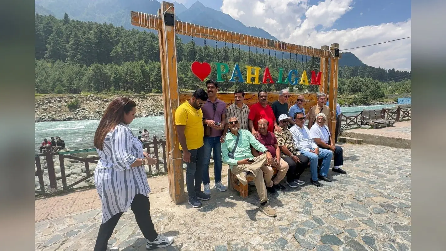 Pahalgam Video: आतंकवादी हमले के 55 दिन बाद गुलजार हुआ पहलगाम, पर्यटकों से खिल उठी वादियां