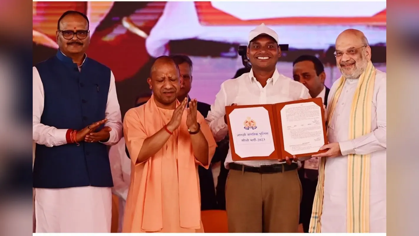 UP में सुरक्षा का नया अध्याय! 60,244 कांस्टेबलों को मिला नियुक्ति पत्र