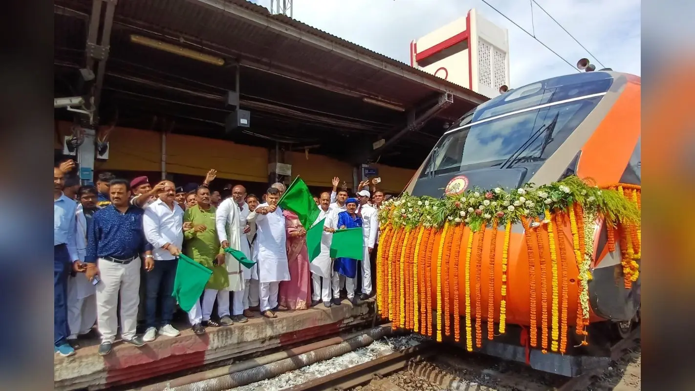 Vande Bharat: मुजफ्फरपुर से चंपारण रूट पर चली वंदे भारत, जंक्शन पर भव्य स्वागत, दूसरे ट्रेन में सवार यात्रियों ने बजाई तालियां