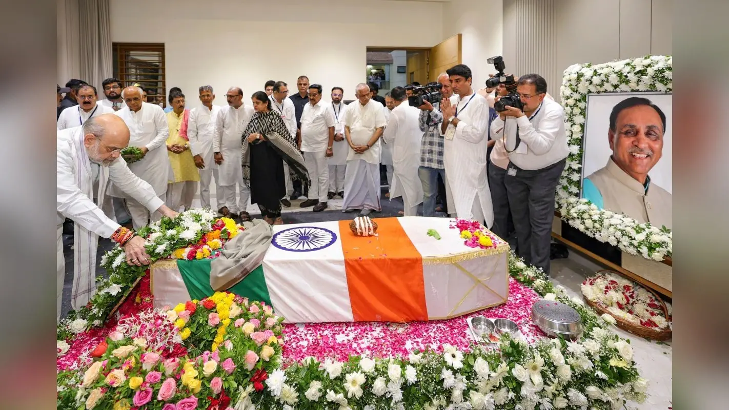 Vijay Rupani Last Rites: गुजरात के पूर्व सीएम विजय रूपाणी पंचतत्व में विलीन, अहमदाबाद विमान हादसे में हुआ था निधन