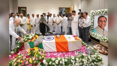 Vijay Rupani Last Rites: गुजरात के पूर्व सीएम विजय रूपाणी पंचतत्व में विलीन, अहमदाबाद विमान हादसे में हुआ था निधन