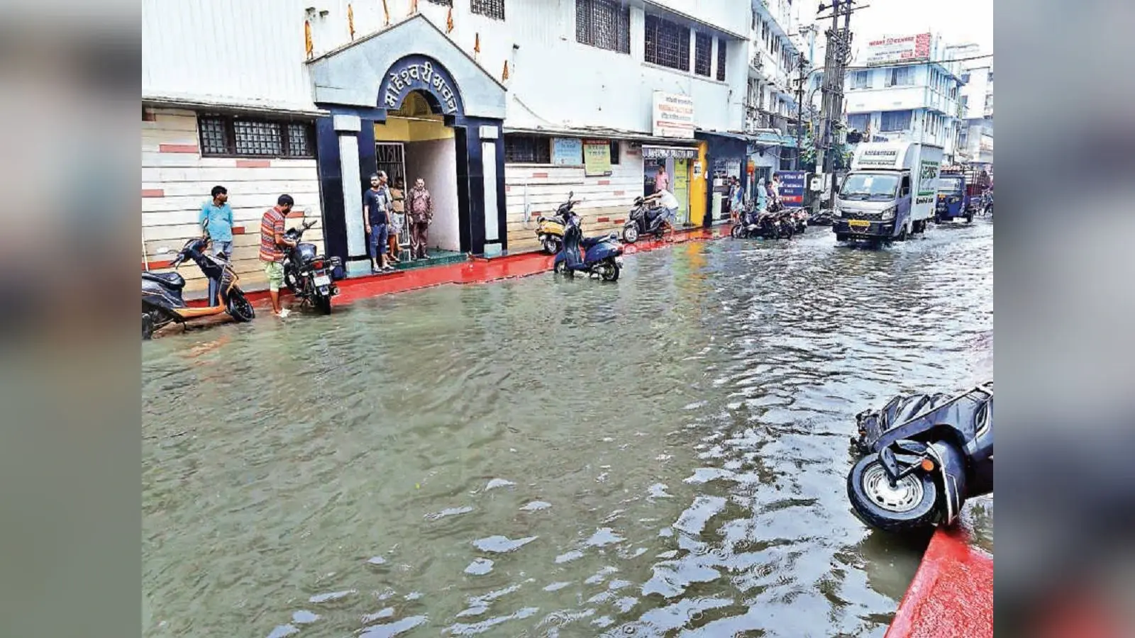 Heavy Rain Havoc: रांची में झमाझम बारिश से जलजमाव, कई इलाकों में घुटनों तक भरा पानी, डीसी ने दिये ये निर्देश