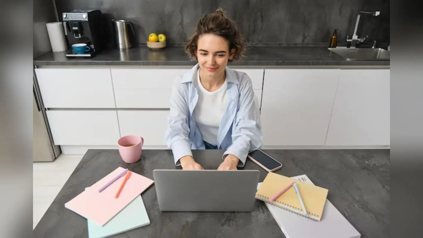 Work From Home Jobs 2025: घर बैठे 50,000 तक कमाने का मौका, ट्रेंड कर रहीं ये ऑनलाइन नौकरियां