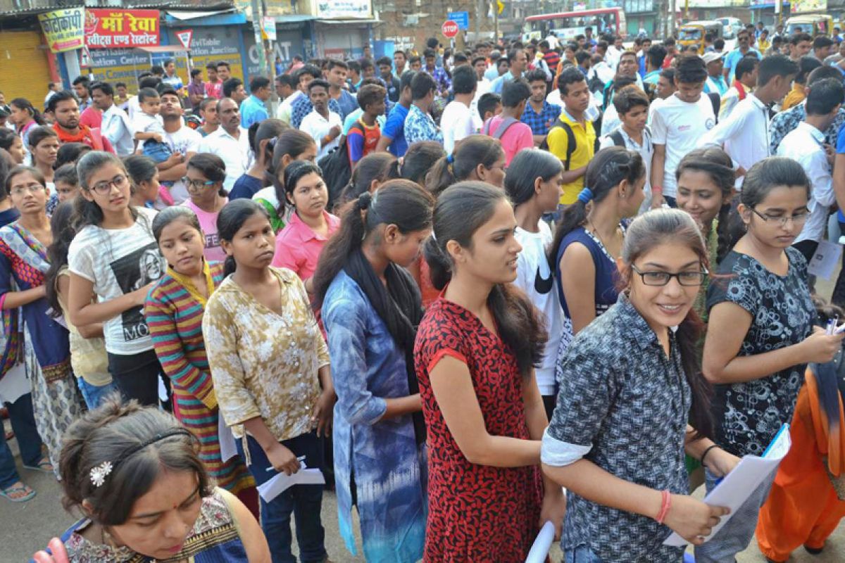 महिला अभ्यर्थियों की बढ़ी टेंशन: मेहंदी, नेल पॉलिश लगाकर आने वालों को इस परीक्षा में नहीं मिलेगा एंट्री