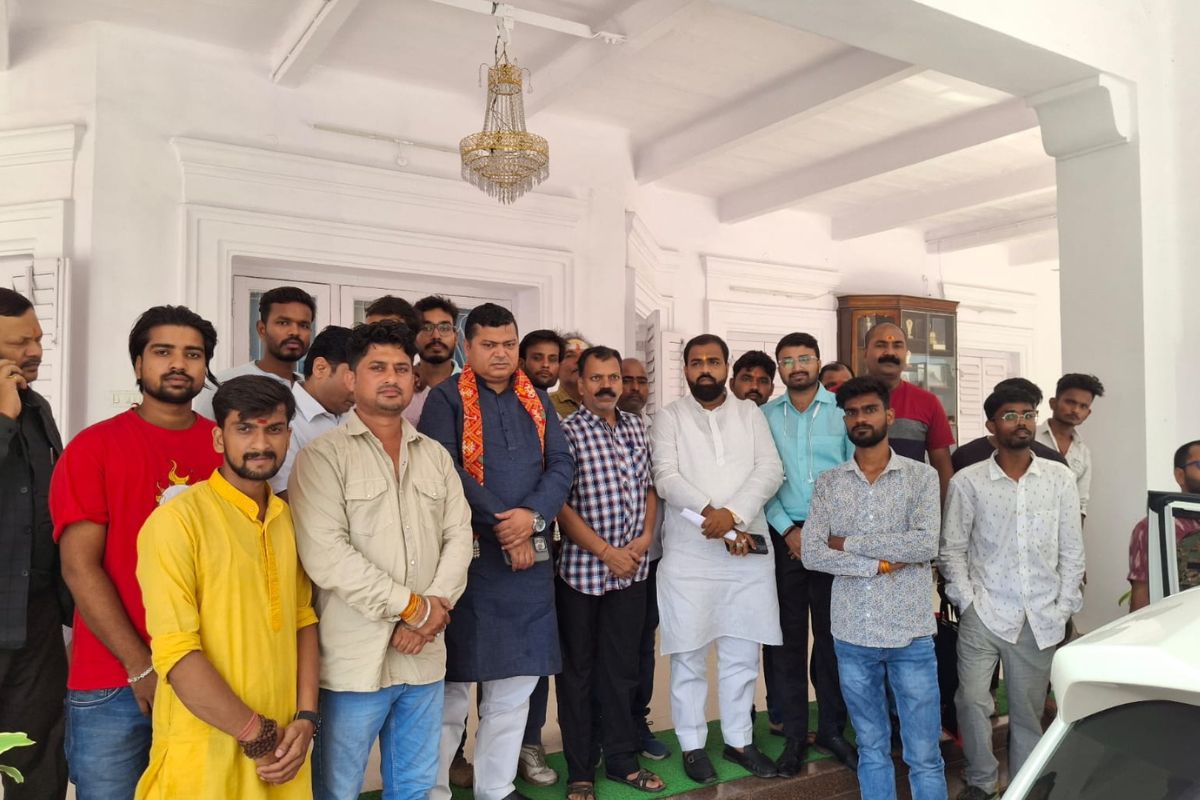 केंद्रीय जल शक्ति राज्य मंत्री डॉ. राजभूषण चौधरी के साथ कांवरिया स्वयंसेवकों की हुई बैठक