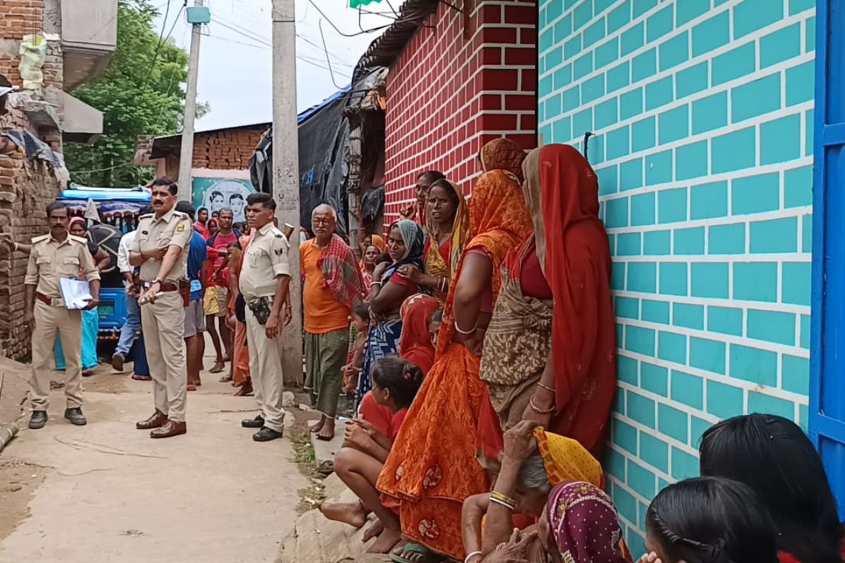 मृतका के घर के बाहर लगी भीड़