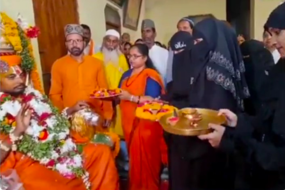 काशी में दिखी गंगा-जमुनी तहजीब की अनोखी मिसाल, मुस्लिम महिलाओं ने उतारी जगद्गुरु की आरती