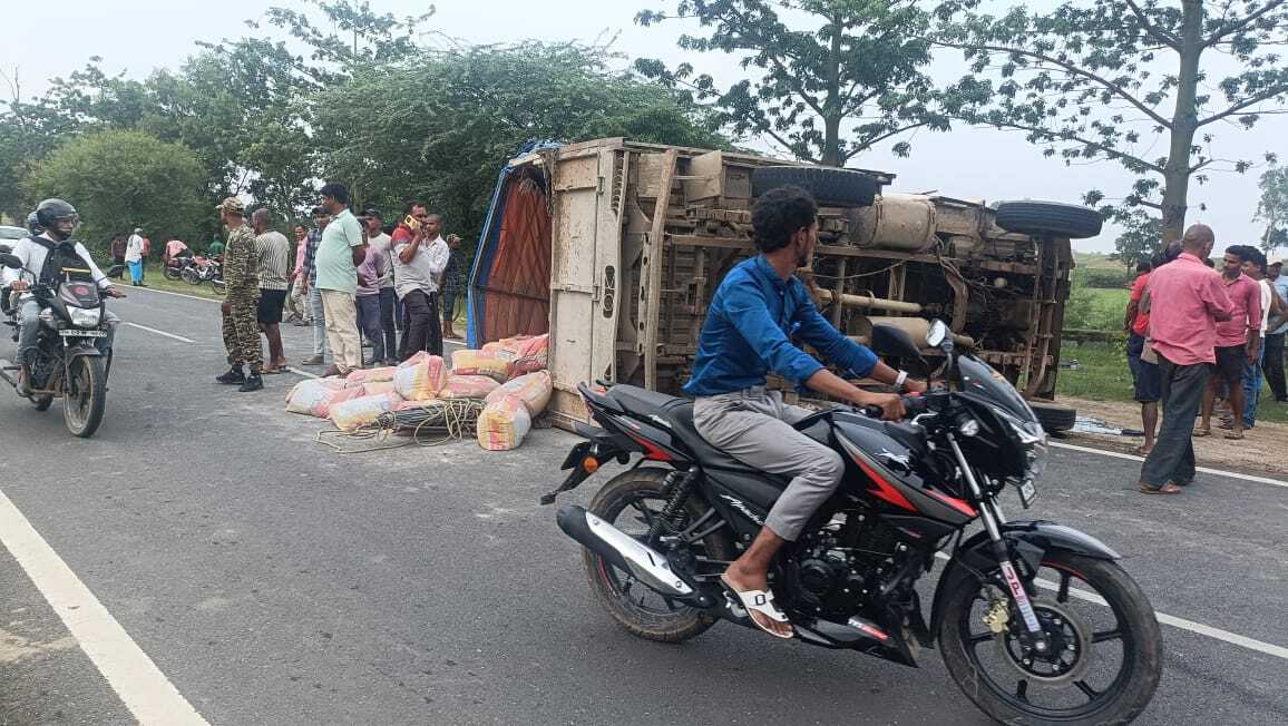 Giridih News: सीमेंट व छड़ लदा वाहन पलटा, वाहन में बैठा एक व्यक्ति गंभीर रूप से घायल, रांची रेफर