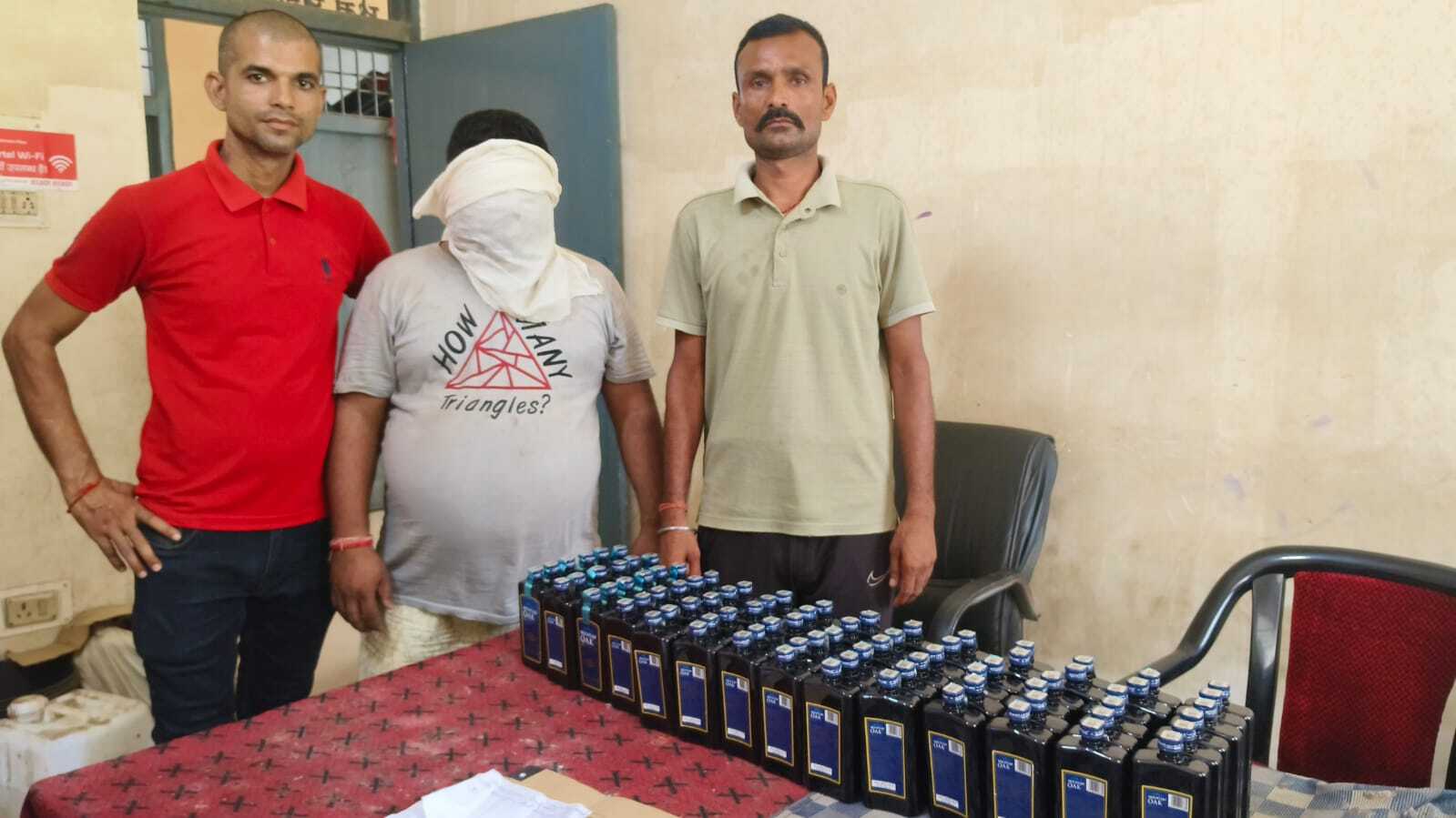 फूल कारोबारी को विदेशी शराब के साथ किया गिरफ्तार