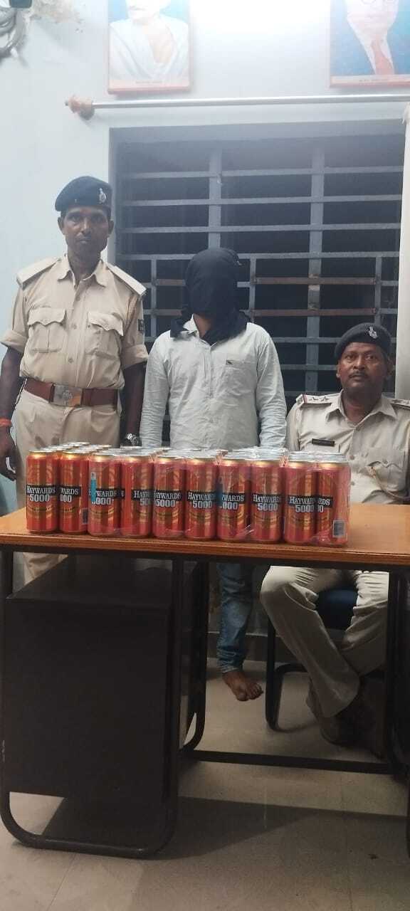 20.5 लीटर शराब के साथ बंगाल निवासी तस्कर गिरफ्तार