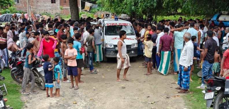 बाइक की ठोकर से सरपंच का पैर टॅटा, मुखिया प्रतिनिधि ने अस्पताल पहुंचाया