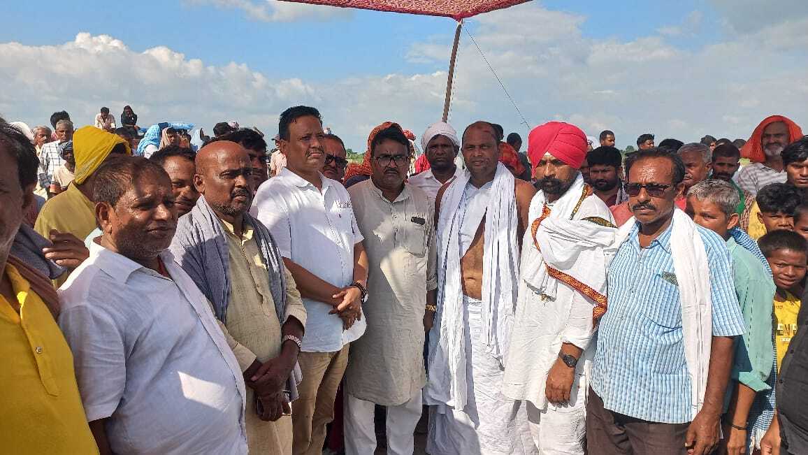 काढागोला घाट पर पंचतत्व में विलिन हुए कौशल किशोर यादव