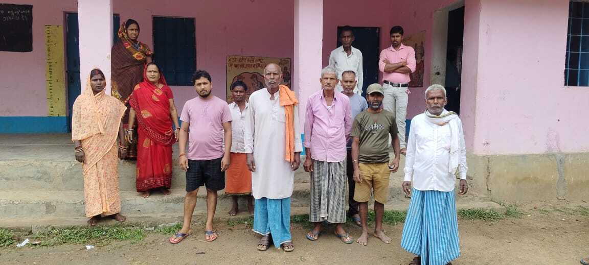 मध्य विद्यालय भल्लू में एमडीएम को लेकर ग्रामीणों ने किया प्रदर्शन