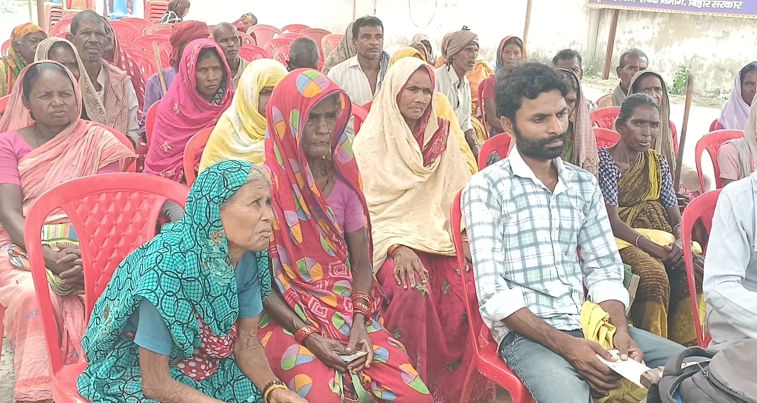 सामाजिक सुरक्षा पेंशन योजना के तहत बढ़ी हुई पेंशन राशि के सीधा प्रसारण देखने उमड़ी भीड़