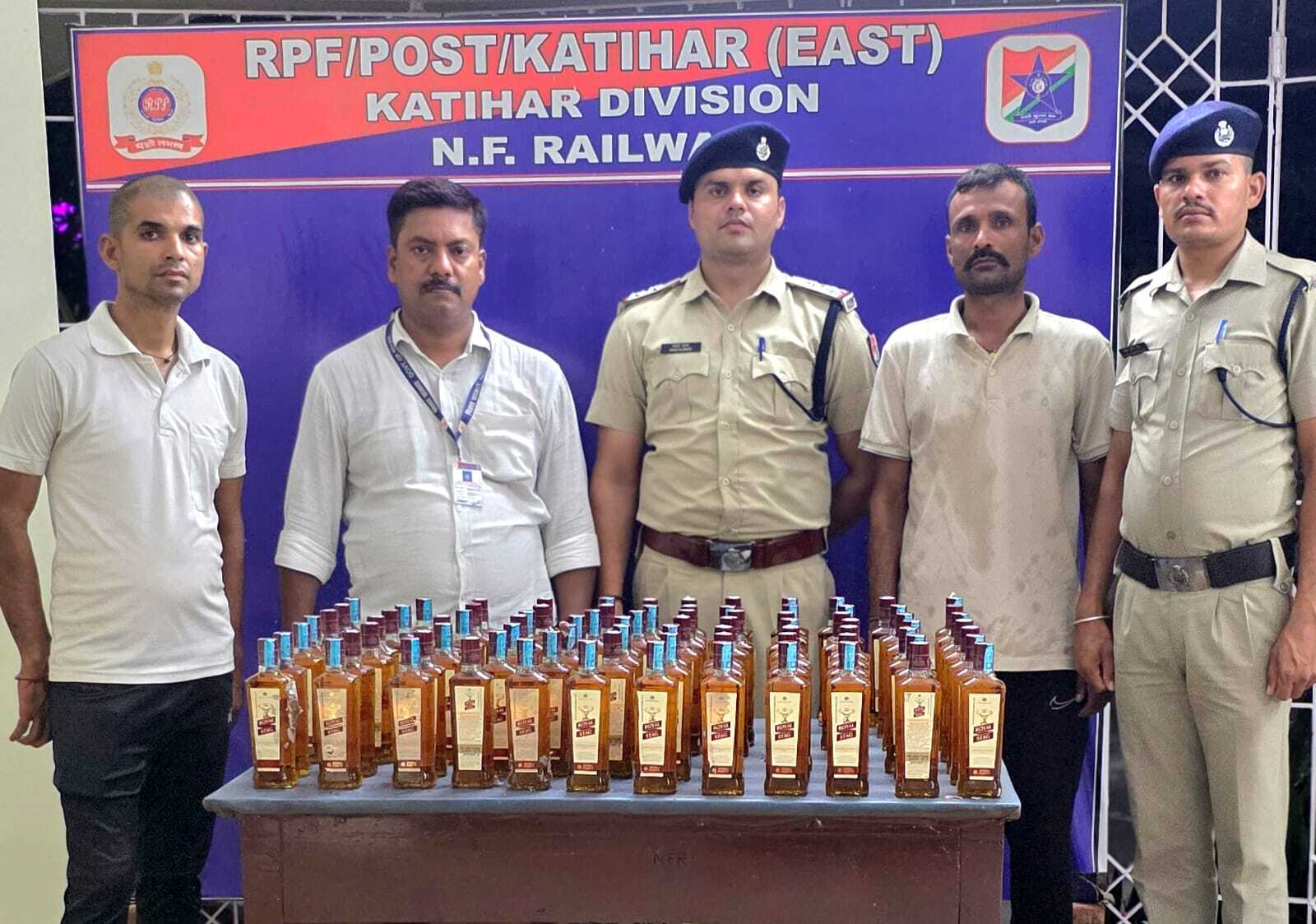 कटिहार-मालदा पैसेंजर ट्रेन से 31 लीटर शराब बरामद