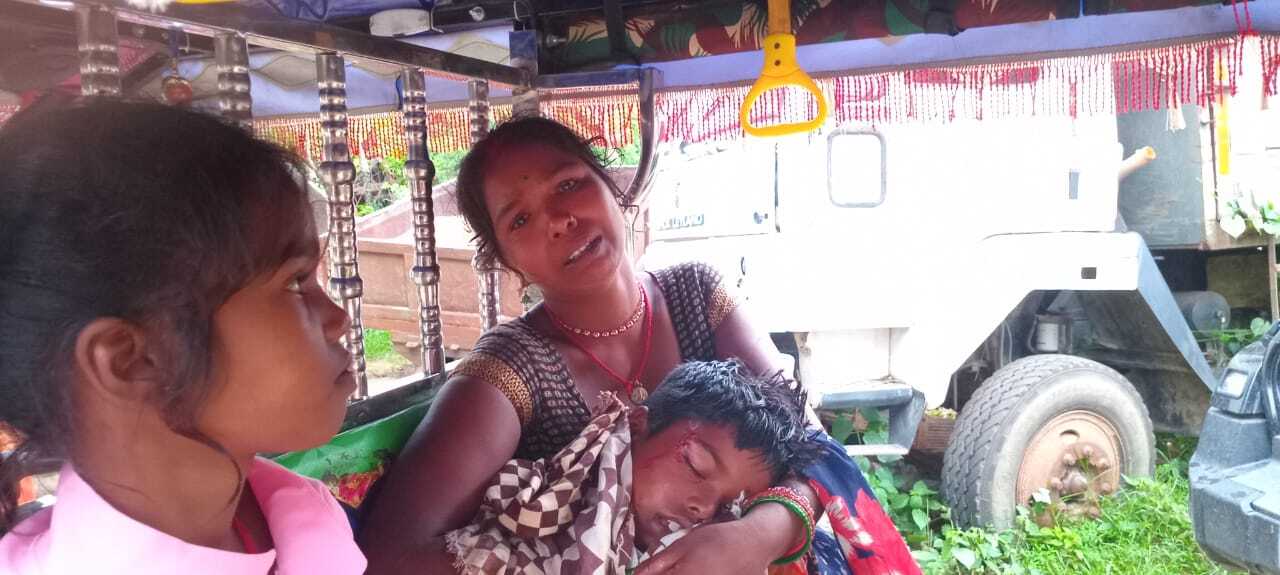 ट्रैक्टर के धक्के से बालक जख्मी