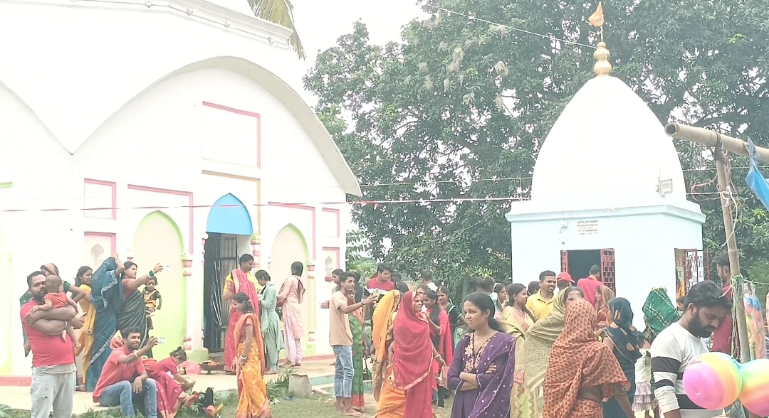 पहली सोमवारी पर भारीडीह शिव मंदिर में श्रद्धालुओं की उमड़ी भीड़