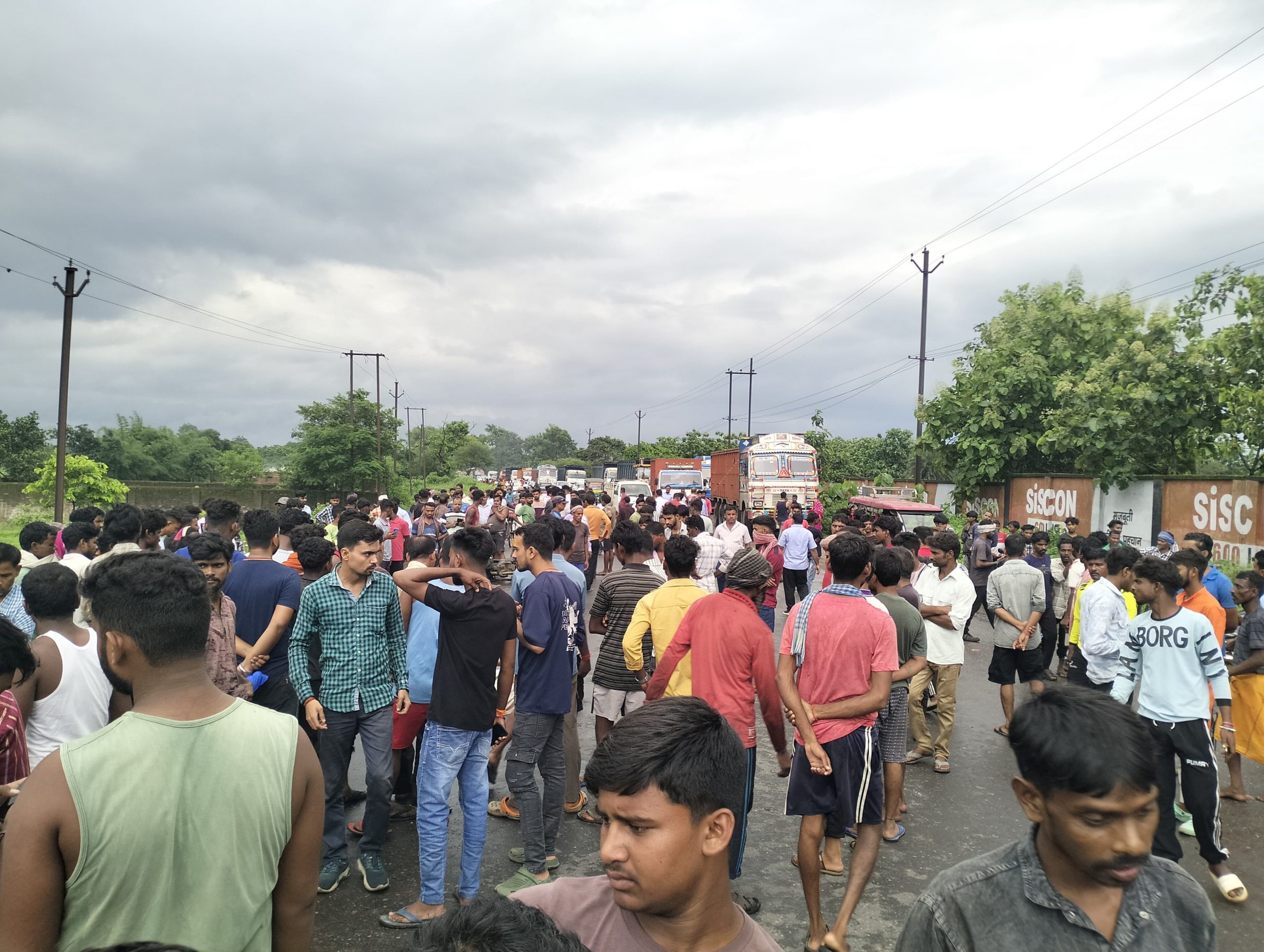 Giridih News : गाय से बचने के चक्कर में ट्रक से टकरायी बाइक, फूफा-भतीजे की मौत