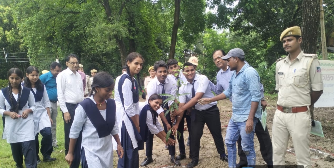 नवोदय विद्यालय में वन महोत्सव पर पौधरोपण