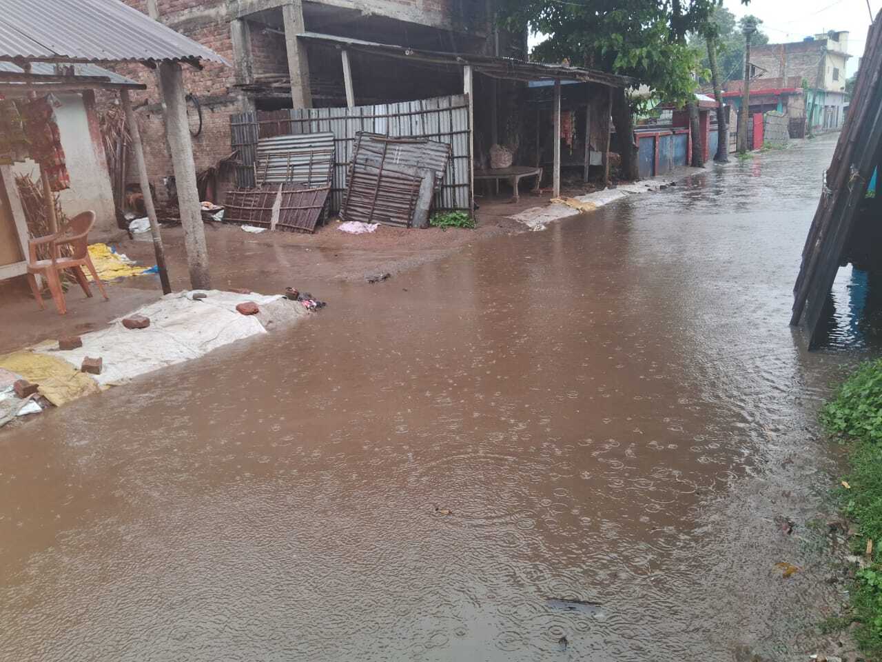 बारिश से सड़क पर जलजमाव, मुहल्लेवासी परेशान