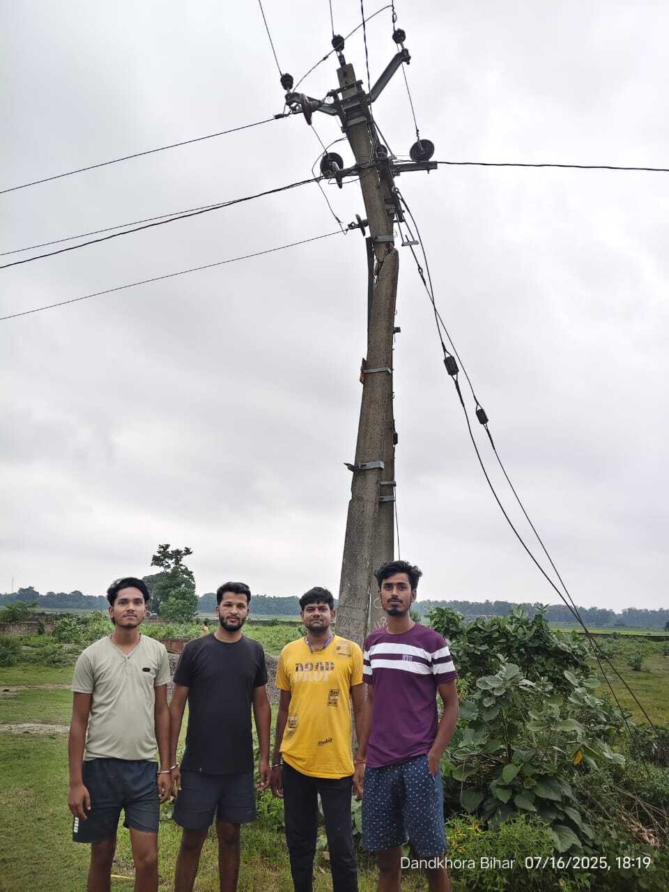 बिजली पोल से कभी भी हो सकता है बड़ा हादसा