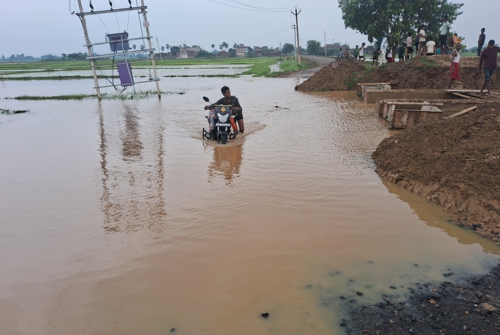 झखरा गांव के समीप डायवर्सन में भरा पानी, आवागमन ठप्प