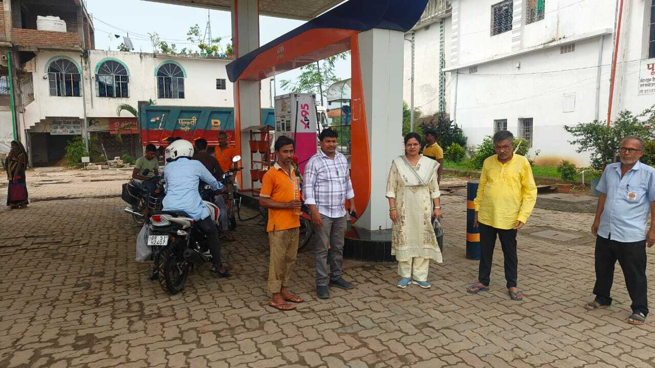 वाहन में पेट्रोल की बदले डाल दिया पानी मामले में अधिकारियों ने किया फ्यूल पंप की जांच