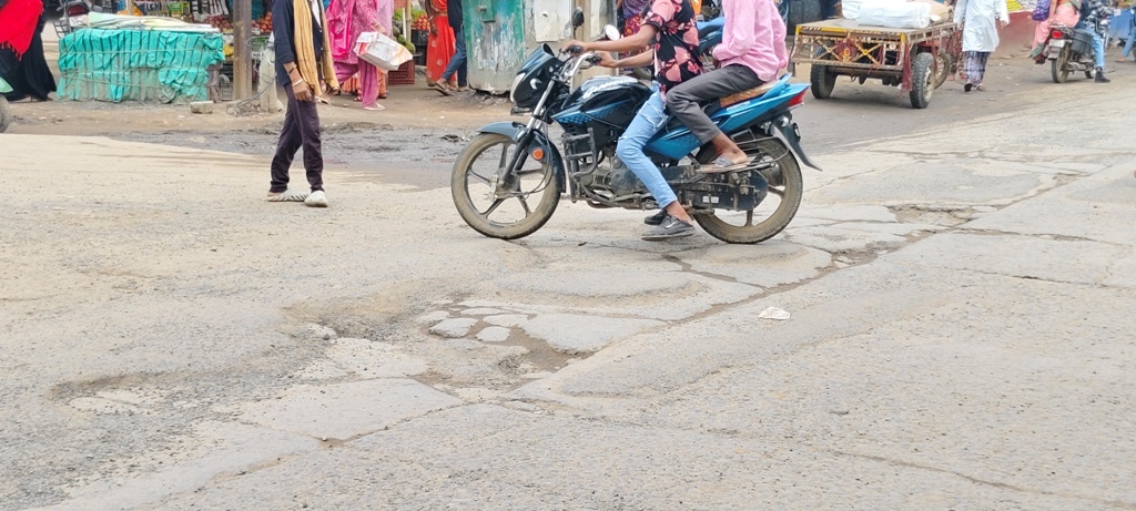 आम राहगीरों के साथ कांवरियों की आस्था पर भी गहरी चोट पहुंचा रहा एनएच का गढ्डा