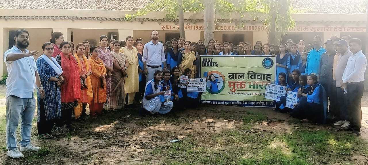 hajipur news. पेंटिंग में अलका, निबंध में अनन्या व स्लोगन राइटिंग में अर्पण ने मारी बाजी