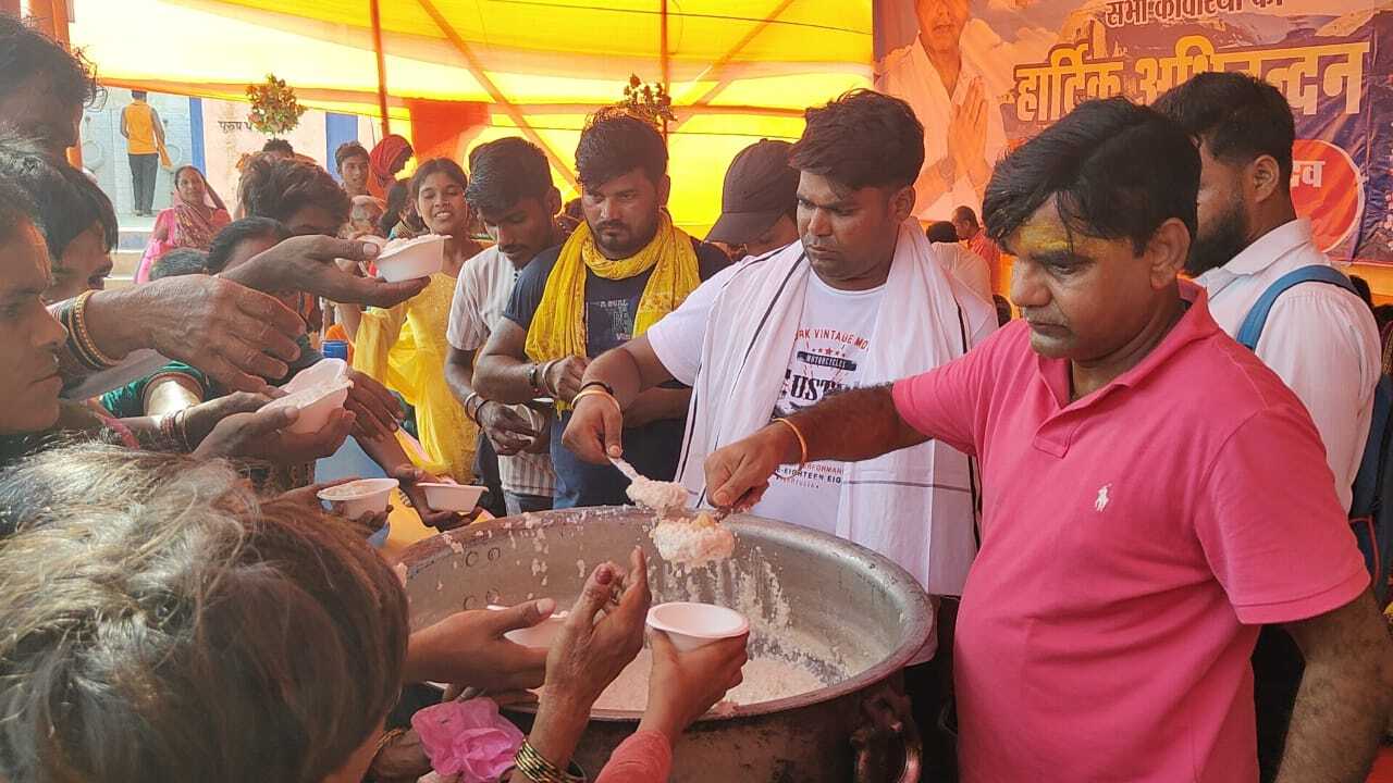 मनिहारी गंगा घाट पर मुख्य पार्षद की ओर से कांवरिया को दिया गया खीर व फल