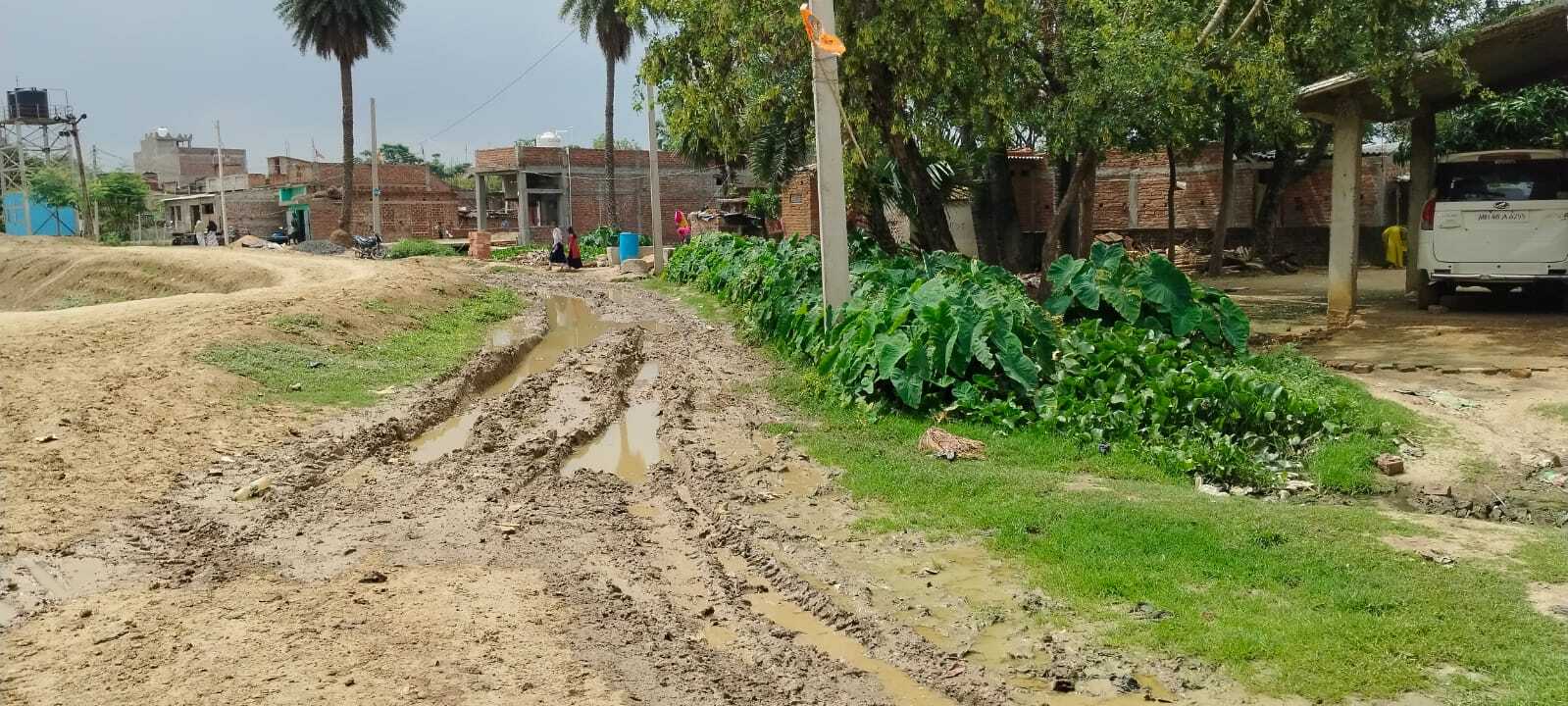पोखर की खुदाई का मिट्टी सड़क पर आ जाने से ग्रामीण परेशान