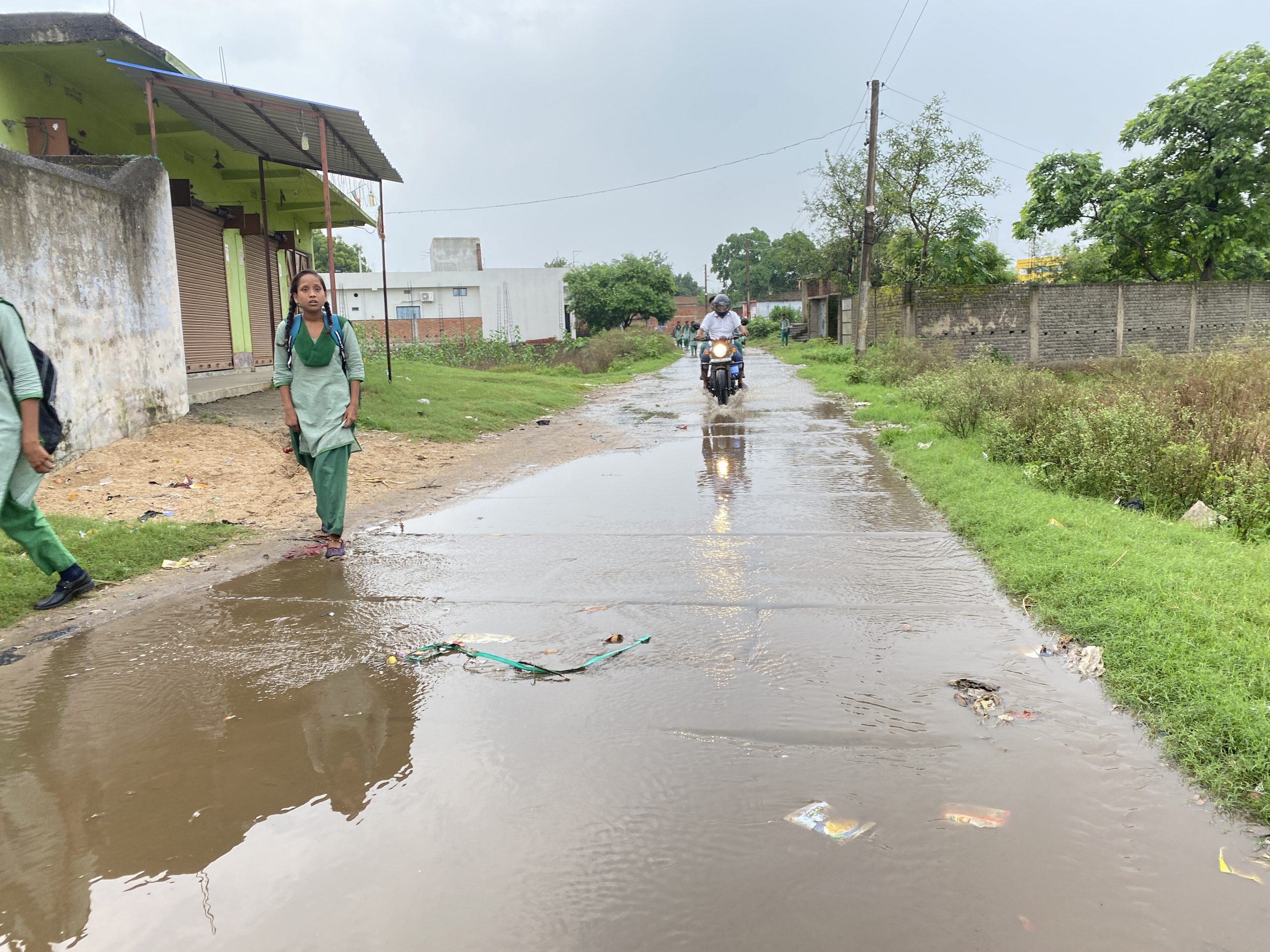 Giridih News: पानी और सड़क की बदहाली से त्रस्त हैं गादी श्रीरामपुर के लोग