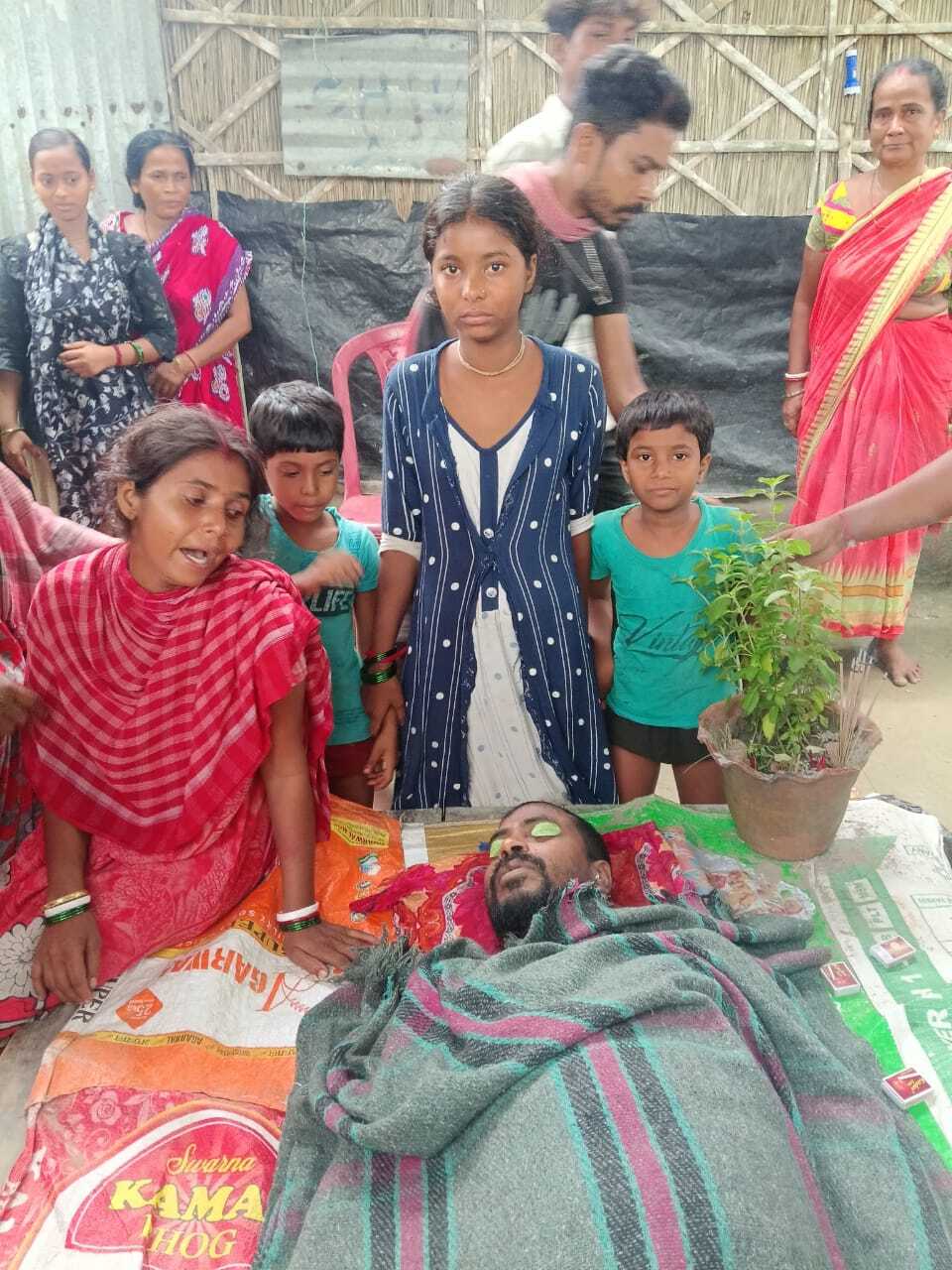 ई-रिक्शा पर विशालकाय पेड़ गिरने से घायल की मौत, दूसरा गंभीर