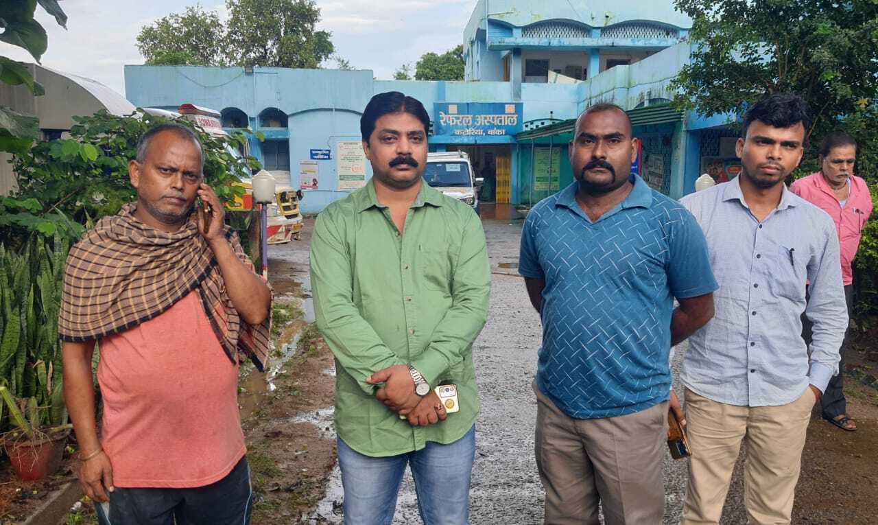 अनियंत्रित बस के धक्के से स्कूटी सवार प्रधान शिक्षिका घायल, पति की हुई मौत