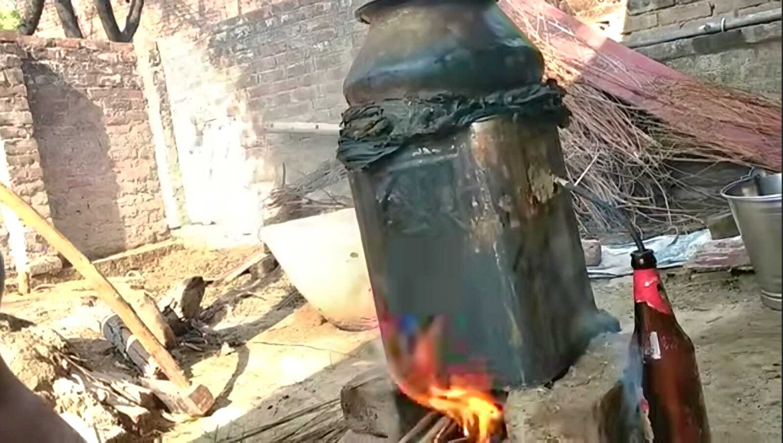 प्रखंड क्षेत्र में धधक रहीं भट्टियों में उबल रही शराब