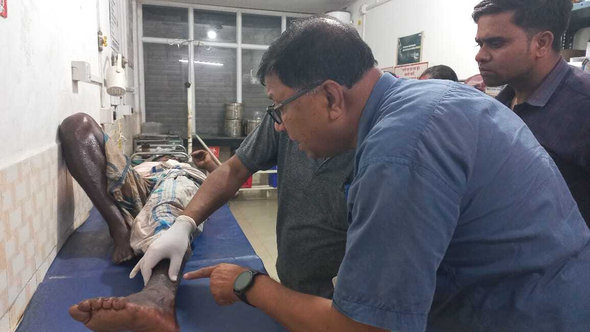 मुख्यमंत्री कार्यक्रम स्थल से बांस बल्ला लेकर जा रहा ट्रैक्टर राहगीर को बचाने में पलटी