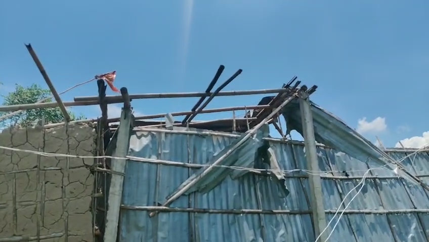 आंधी से एक दर्जन घरों के छप्पर उड़े, खुले आसमान में कई परिवार